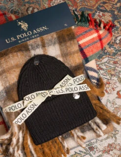 U.S. Polo Assn. WOMENS BEANIE AND PLAID SCARF SET -Modern Wear Shop USPA ECOM HOLIDAYFLATS 09.26 2949