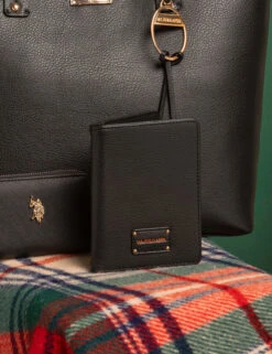 U.S. Polo Assn. SOLID PASSPORT CASE -Modern Wear Shop USPA ECOM HOLIDAYFLATS 09.26 008eb6d5 8753 4972 985f a4908b66ef89